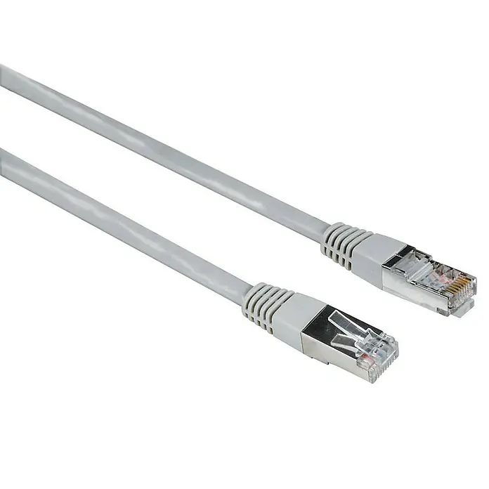 Hama Netzwerk-Kabel CAT-5e F/UTP Geschirmt - Länge: 5 m, Grau, RJ45-Stecker, Bis zu 1 GBit/s - Nahaufnahme von zwei grauen Ethernet-Kabeln mit RJ45-Steckern, die für Netzwerkverbindungen in Computernetzwerken verwendet werden.