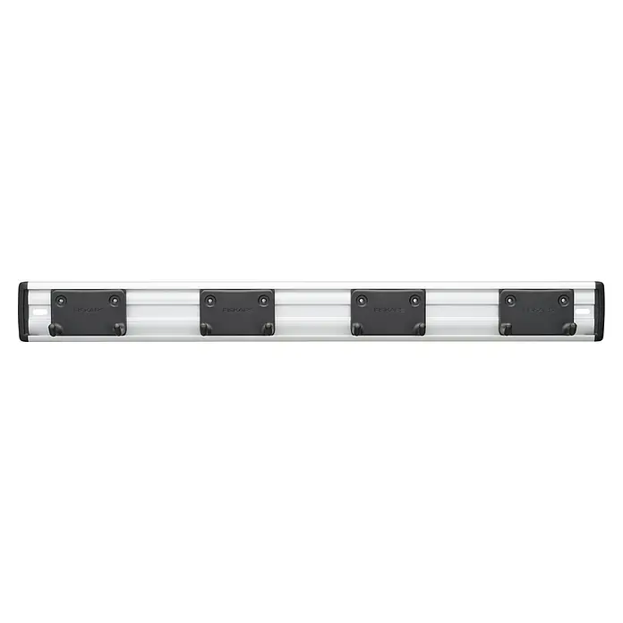 Fiskars OneClick Gerätehalter - L x B x H: 5 x 64,8 x 6,7 cm - Eine Reihe von vier Fiskars-Wandhaken auf einer grauen Metallschiene. Ideal für die Aufbewahrung von Werkzeugen.