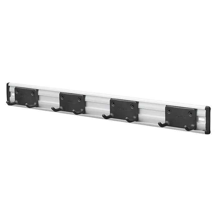 Fiskars OneClick Gerätehalter - L x B x H: 5 x 64,8 x 6,7 cm - Eine Fiskars Werkzeugleiste mit vier schwarzen Haken an einer weißen Schiene, ideal zur Aufbewahrung von Gartengeräten und Werkzeugen.