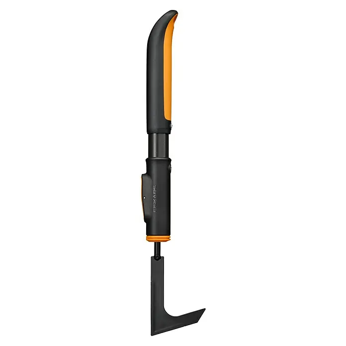 Fiskars OneClick Fugenkratzer + Handgriff S - Länge: 42,1 cm, Borstahl - Das Bild zeigt einen Unkrautstecher von Fiskars, ein Gartengerät mit einem langen Griff und einem Greifmechanismus zur Unkrautentfernung.