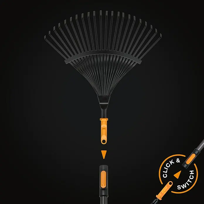 Fiskars OneClick Rasenrechen - L x B x H: 47,5 x 40 x 10,4 cm - Ein modularer Rechen mit austauschbarem Kopf und Stiel. Das Produkt ist schwarz mit orangefarbenen Akzenten.
