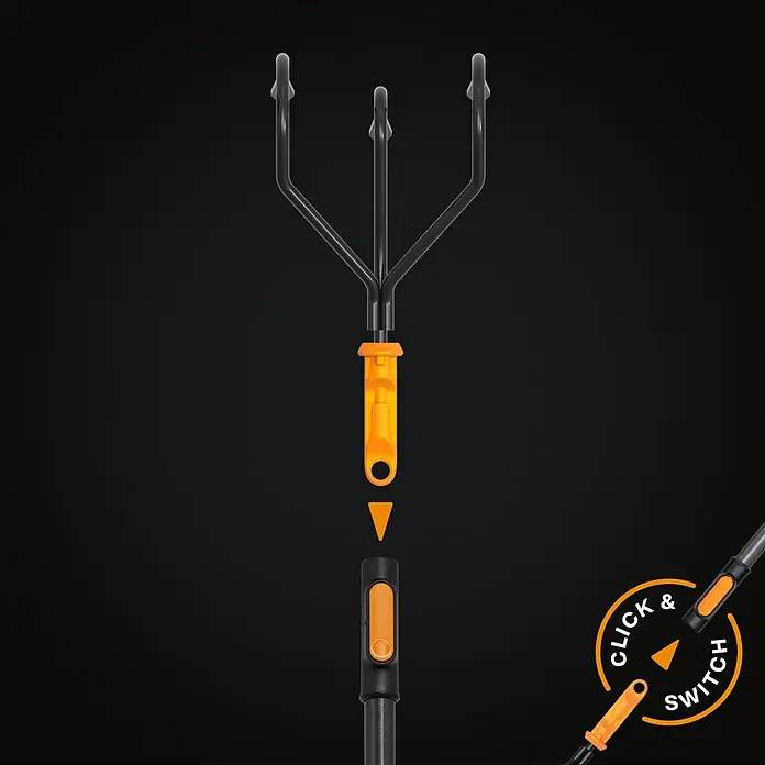 Fiskars OneClick Grubber - Arbeitsbreite: 13,2 cm, Anzahl Zinken: 3 Stk. - Abbildung eines Fiskars-Gartengeräts mit Klick- und Wechselmechanismus, der eine einfache Montage und Demontage ermöglicht.