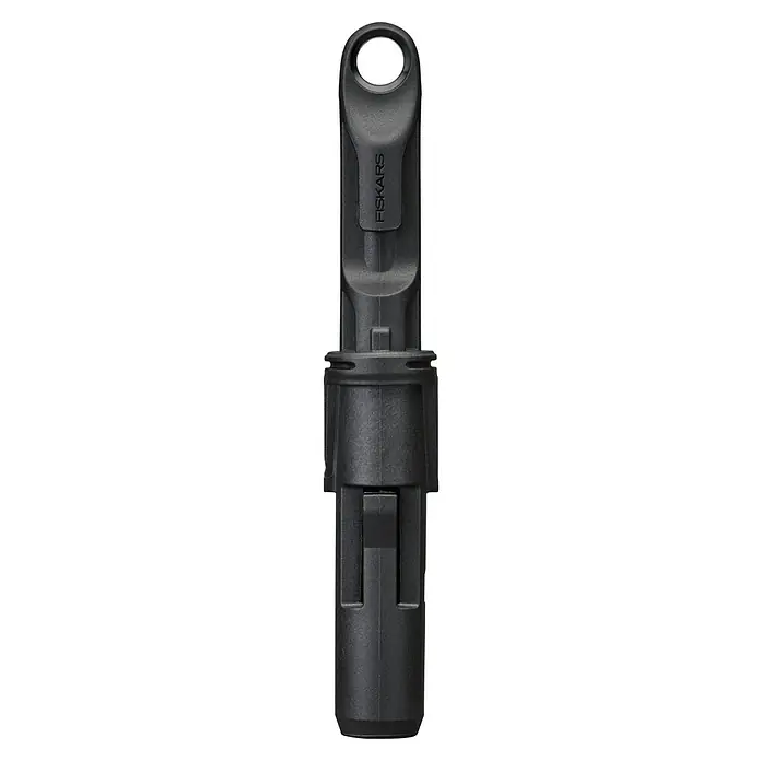 Fiskars OneClick Stiel - Passend für: Handgeräte der QuikFit™-Produktreihe - Detailaufnahme eines schwarzen Fiskars-Produkts. Es zeigt eine robuste Konstruktion mit dem Fiskars-Logo und einer Öse zum Aufhängen.