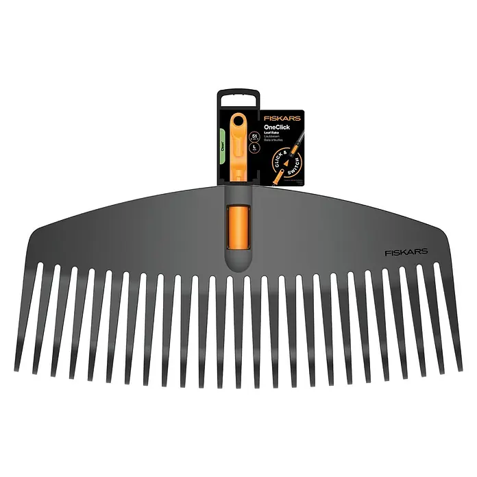 Fiskars OneClick Laubbesen L - Arbeitsbreite: 51,1 cm - Das Bild zeigt einen Fiskars OneClick Laubfächerbesen. Das Gerät ist grau mit orangen Akzenten und einem Etikett, das die OneClick-Funktion hervorhebt.