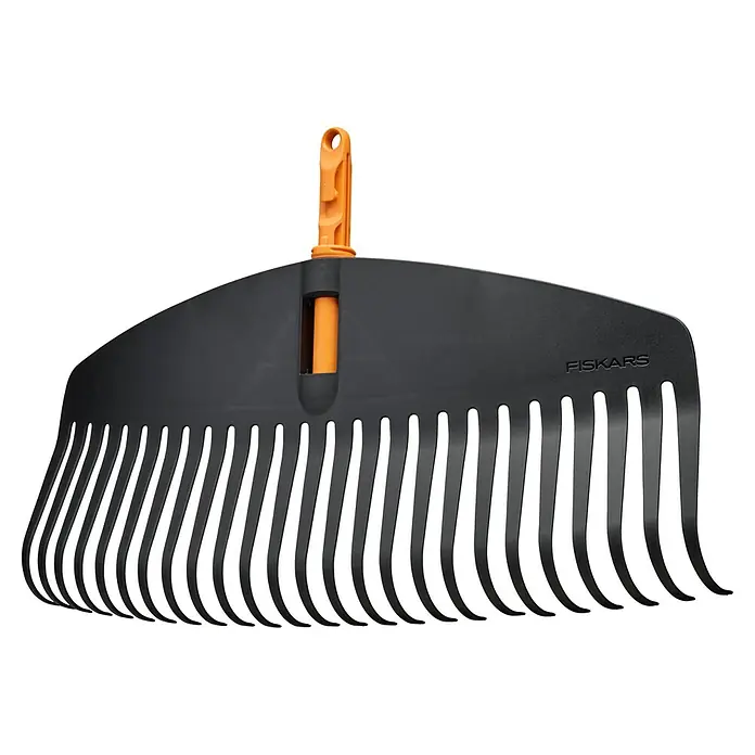 Fiskars OneClick Laubbesen L - Arbeitsbreite: 51,1 cm - Nahaufnahme eines schwarzen Fiskars Laubfächers mit orangefarbenem Griff und dem Fiskars-Logo, ideal für Gartenarbeiten.