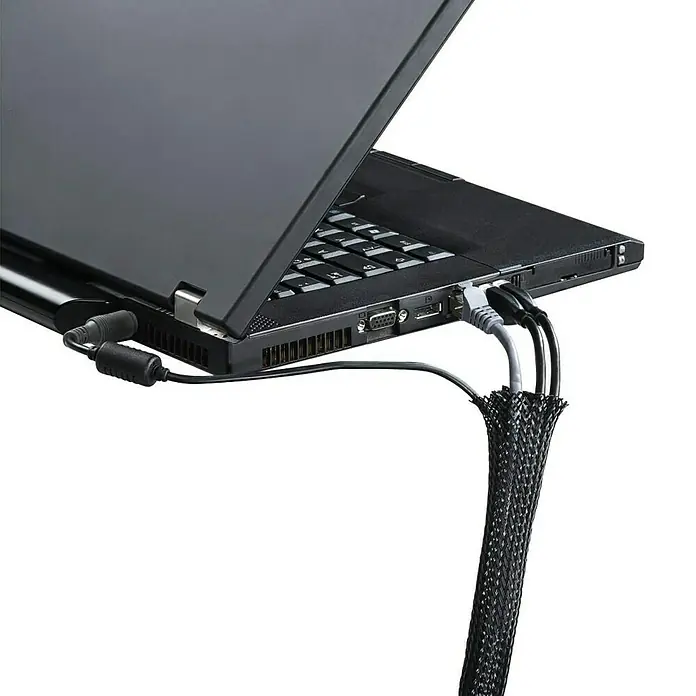 Hama Kabelorganisierer Kabelschlauch 00220995 - Schwarz - Nahaufnahme eines Laptops mit diversen Kabeln, die für Ordnung und Schutz in einer schwarzen Kabelschutzhülle gebündelt sind.