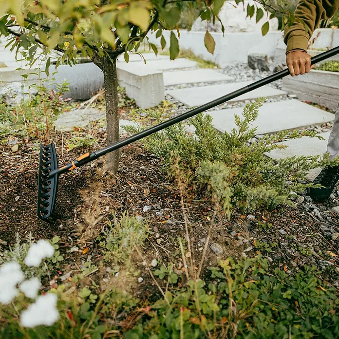 Fiskars OneClick Gartenrechen Universal - Arbeitsbreite: 40,9 cm, Anzahl Zinken: 12 Stk. - Der verstellbare Rechen von Fiskars, ideal für die Gartenarbeit, ermöglicht effizientes Arbeiten in Beeten und unter Büschen.