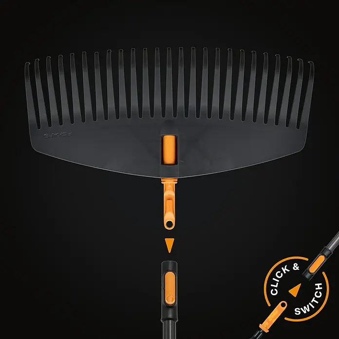 Fiskars OneClick Laubbesen L - Arbeitsbreite: 51,1 cm - Abbildung eines Fiskars Rechen mit einem Klick- und Umschaltsystem, das die einfache Montage des Geräts hervorhebt.