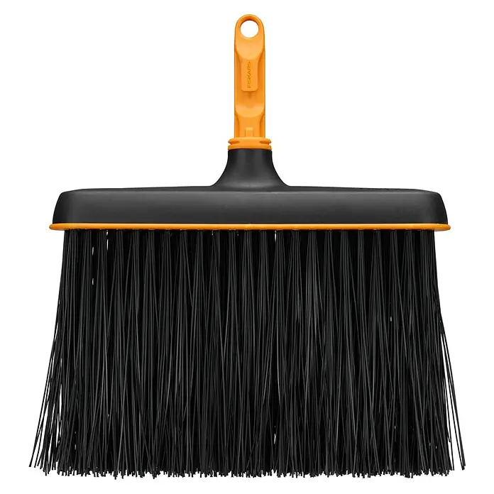 Fiskars OneClick Gartenbesen - Material Borsten: Kunststoff - Nahaufnahme eines Fiskars Kehrbesens mit schwarzen Borsten und orangefarbenem Griff vor einem schwarzen Hintergrund.