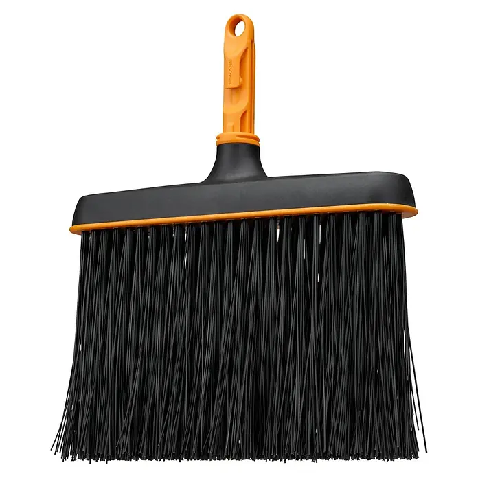 Fiskars OneClick Gartenbesen - Material Borsten: Kunststoff - Ein detailreiches Bild eines Fiskars Kehrbesens mit schwarzer Borste und orangefarbenen Akzenten vor einem dunklen Hintergrund.