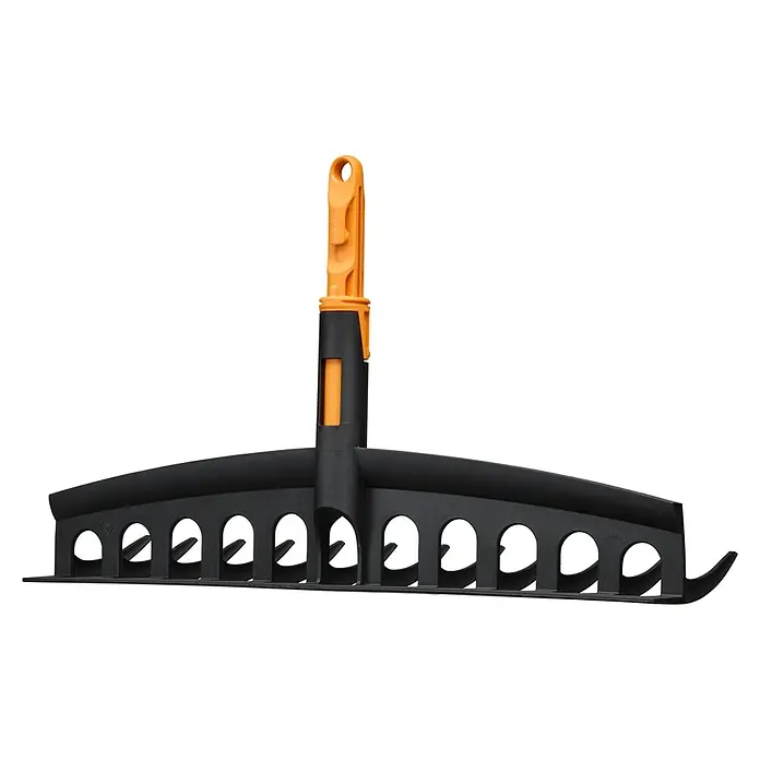 Fiskars OneClick Gartenrechen Universal - Arbeitsbreite: 40,9 cm, Anzahl Zinken: 12 Stk. - Nahaufnahme eines schwarzen Laubbesens mit orangefarbenem Griff. Der Besen ist für das schnelle Aufsammeln von Blättern konzipiert.