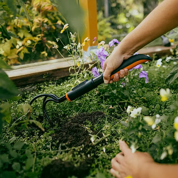 Fiskars OneClick Kleingrubber Handgriff S - Länge: 43,6 cm, Stahl - Gartenarbeit mit einem Fiskars Kultivator, der mit seinen gebogenen Zinken den Boden lockert und Unkraut entfernt. Ergonomischer Griff für Komfort.