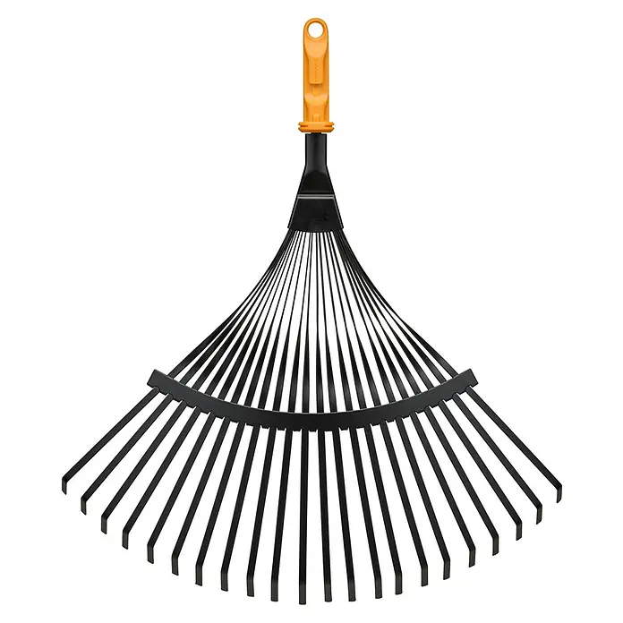 Fiskars OneClick Rasenrechen - L x B x H: 47,5 x 40 x 10,4 cm - Das Bild zeigt einen schwarzen Laubbesen mit einem gelben Griff vor einem schwarzen Hintergrund. Gartengerät für die Gartenarbeit.