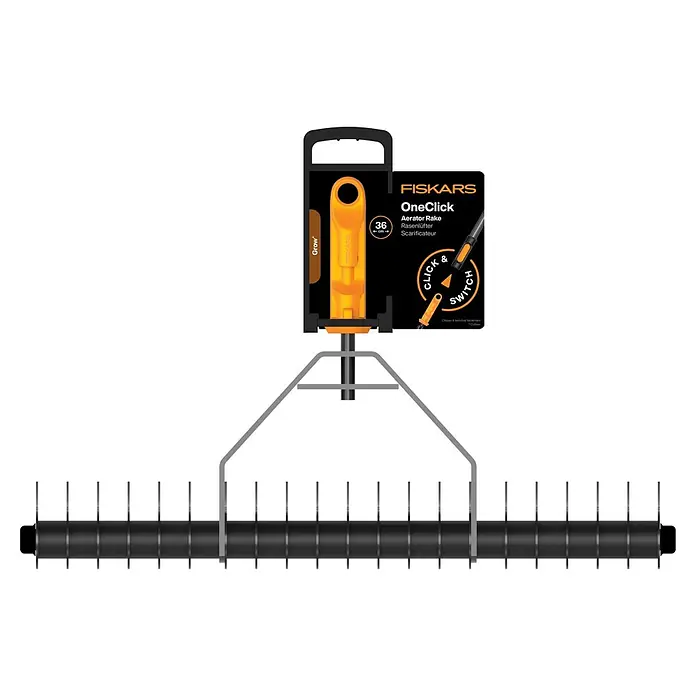 Fiskars OneClick Rasenlüfter - L x B x H: 21,6 x 36 x 8,3 cm - Das Bild zeigt einen Fiskars OneClick Aerator Rake, einen Rasenlüfter mit einem orangefarbenen Griff und einem schwarzen Gehäuse.