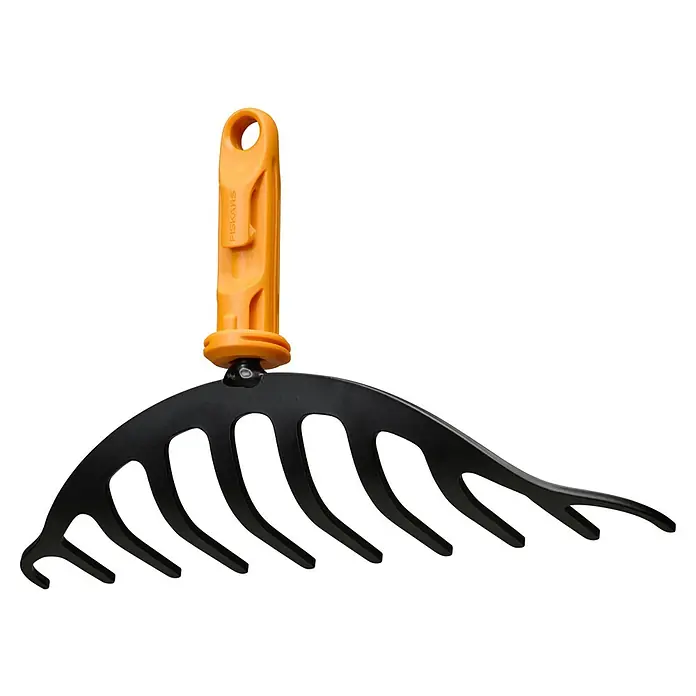 Fiskars OneClick Gartenrechen - Arbeitsbreite: 25 cm, Anzahl Zinken: 10 Stk. - Ein schwarzer Fiskars Laubfächer mit einem orangefarbenen Griff, ideal zum Zusammenkehren von Blättern und Gartenabfällen.