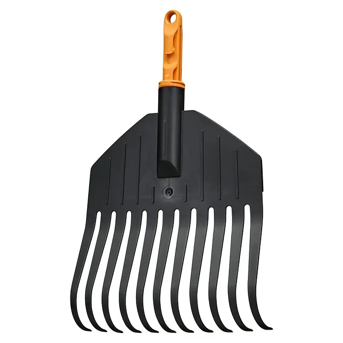 Fiskars OneClick Fächerbesen - Arbeitsbreite: 21,7 cm, Anzahl Zinken: 11 Stk. - Ein detailreiches Bild eines schwarzen Laubsammlers mit einem orangefarbenen Griff vor einem dunklen Hintergrund.