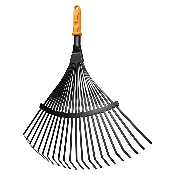 Fiskars OneClick Rasenrechen - L x B x H: 47,5 x 40 x 10,4 cm - Eine Nahaufnahme eines schwarzen Fächerbesens mit einem gelben Griff, der zum Aufsammeln von Blättern im Garten verwendet wird.