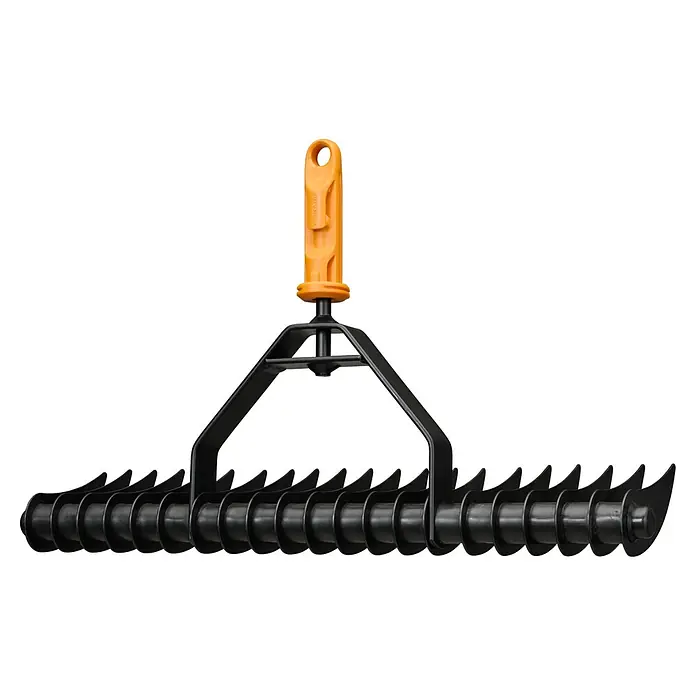 Fiskars OneClick Rasenlüfter - L x B x H: 21,6 x 36 x 8,3 cm - Nahaufnahme eines schwarzen Fiskars QuikFit Rollrechens mit gelbem Griff, der auf einem schwarzen Hintergrund abgebildet ist.
