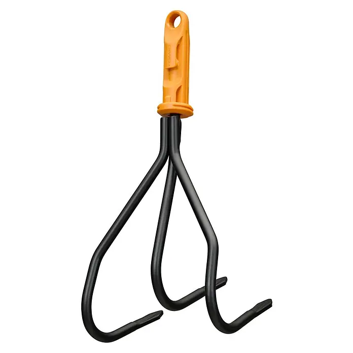 Fiskars OneClick Grubber - Arbeitsbreite: 13,2 cm, Anzahl Zinken: 3 Stk. - Nahaufnahme eines Fiskars Unkrautstechers mit orangem Griff und drei schwarzen Zinken. Das Werkzeug ist vor einem schwarzen Hintergrund abgebildet.