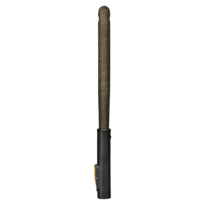 Fiskars OneClick Holzstiel - Passend für: Fiskars Quikfit Stecksystem, 40 cm - Ein Detail einer Fiskars Gartenschere mit Griff aus Holz und schwarzem Gehäuse. Das Produkt wirkt robust und langlebig.
