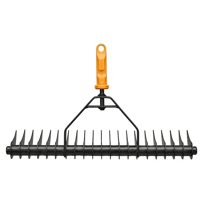 Fiskars OneClick Rasenlüfter - L x B x H: 21,6 x 36 x 8,3 cm - Abgebildet ist ein Fiskars QuikFit-Vertikutierer mit orangefarbenem Griff und schwarzen Zinken, der für die Rasenpflege entwickelt wurde.