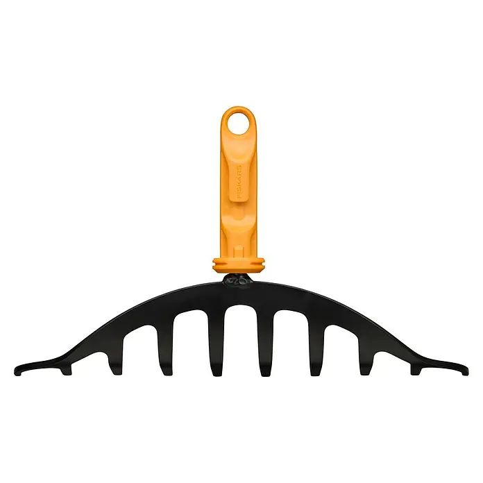 Fiskars OneClick Gartenrechen - Arbeitsbreite: 25 cm, Anzahl Zinken: 10 Stk. - Nahaufnahme eines Laubfächerbesens von Fiskars mit einem orangefarbenen Griff und einem schwarzen Fächer.