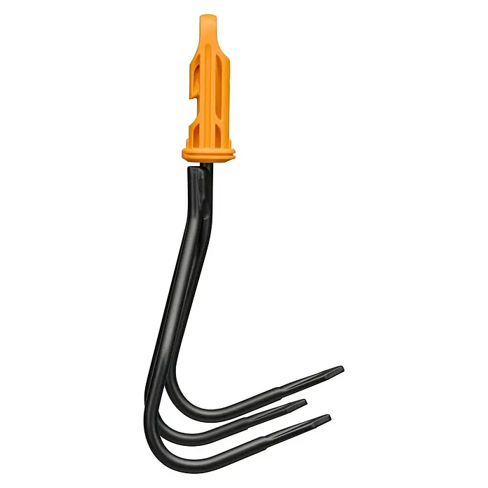 Fiskars OneClick Grubber - Arbeitsbreite: 13,2 cm, Anzahl Zinken: 3 Stk. - Nahaufnahme einer schwarzen Unkrautharke mit orangefarbenem Griff. Ein robustes Gartengerät für die effektive Unkrautbekämpfung.