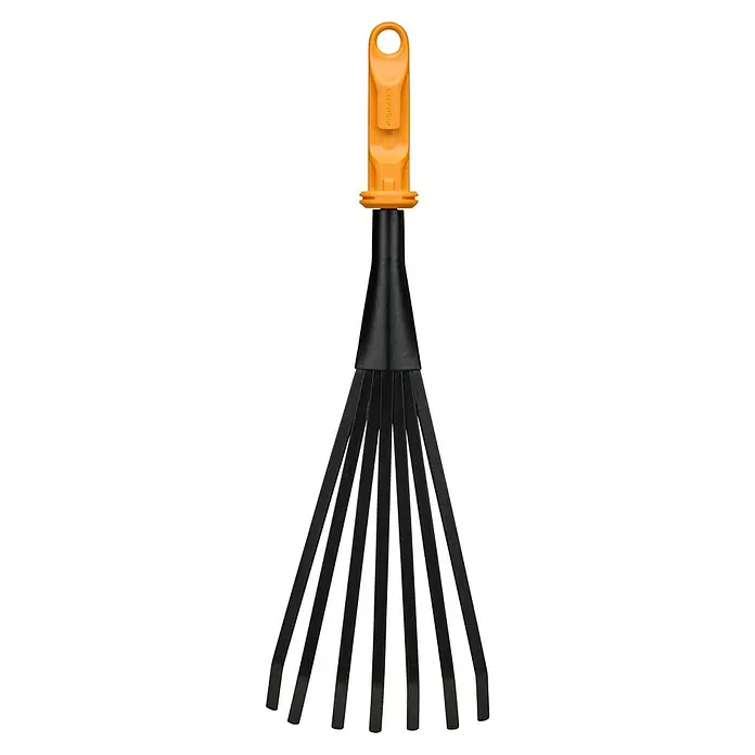 Fiskars OneClick Gartenrechen - Arbeitsbreite: 12,4 cm, Anzahl Zinken: 7 Stk. - Nahaufnahme eines Fiskars Gartenrechens mit einem orangefarbenen Griff und schwarzen Zinken, ideal zum Reinigen von Blättern und Gartenabfällen.