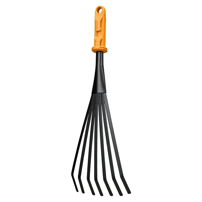 Fiskars OneClick Gartenrechen - Arbeitsbreite: 12,4 cm, Anzahl Zinken: 7 Stk. - Schwarzer Fiskars QuikFit Laubfächerbesen mit orangem Griff zum einfachen Wechseln der Werkzeugköpfe für den Garten.