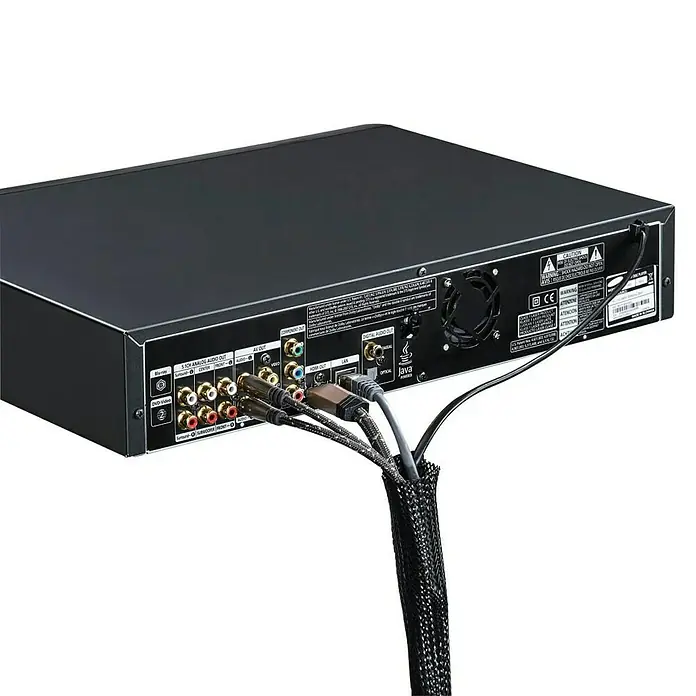 Hama Kabelorganisierer Kabelschlauch 00220995 - Schwarz - Rückseite eines schwarzen DVD-Players mit verschiedenen Audio- und Videoanschlüssen und einem Netzkabel.