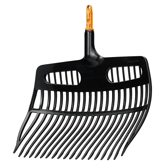Fiskars OneClick Gartenrechen - Arbeitsbreite: 48,2 cm - Nahaufnahme eines schwarzen Fiskars Rechen mit orangefarbenem Griff, ideal zum Reinigen von Gärten und Höfen.