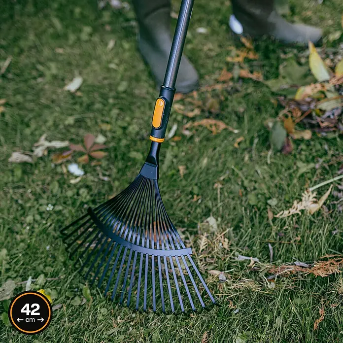 Fiskars OneClick Rasenrechen - L x B x H: 47,5 x 40 x 10,4 cm - Der verstellbare Fächerbesen zum Entfernen von Blättern und Gartenabfällen mit einer Arbeitsbreite von bis zu 42 cm.