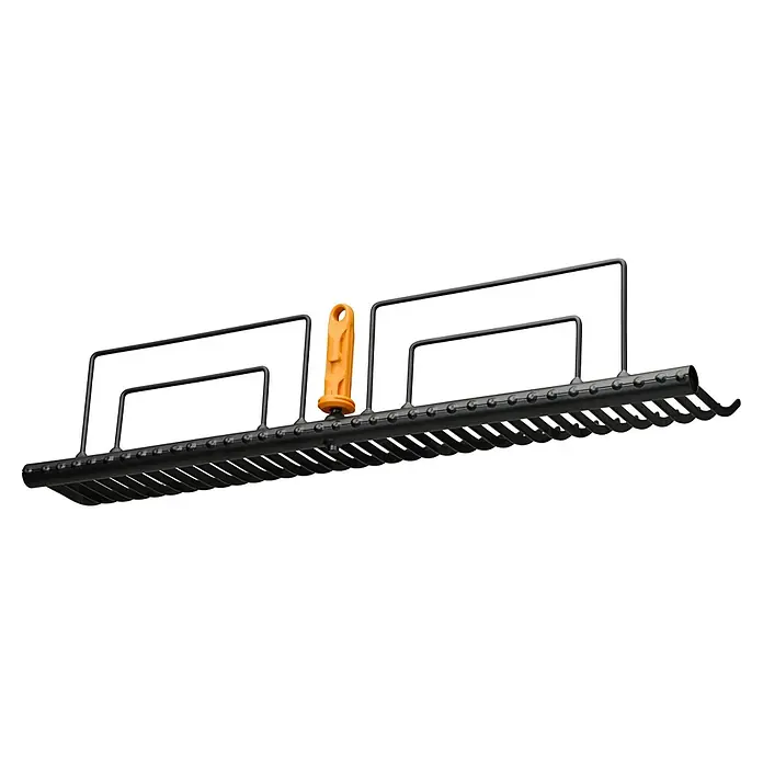 Fiskars OneClick Rasenrechen - L x B x H: 12,5 x 57 x 12,6 cm - Ein schwarzer Laubbesen mit orangefarbenem Griff, ideal für die Gartenarbeit, um Blätter und Gartenabfälle effizient zu entfernen.