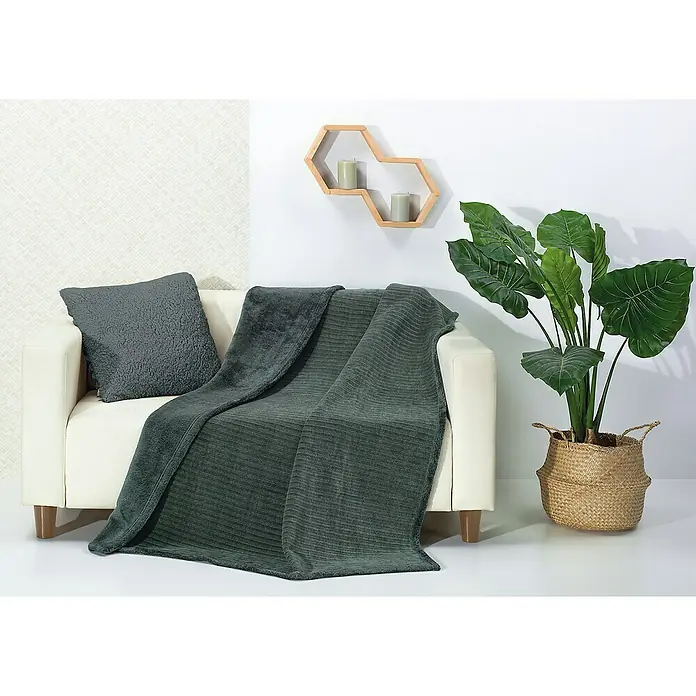 Manta para sofá Vesubio con borreguito - 160 x 220 cm, Poliéster, Gris - Manta decorativa gris sobre un sofá blanco con cojín, creando un ambiente acogedor y elegante.