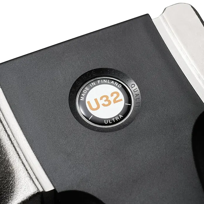 Fiskars Spaltaxt - Länge: 81,5 cm, 1,734 kg - Nahaufnahme eines "U32 Ultra"-Produkts aus Finnland, das Qualität und Tradition seit 1649 vereint.\n