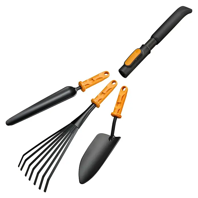 Fiskars OneClick Aluminiumstiel - Aluminium, 29,2 cm - Das Bild zeigt ein Set von Gartenwerkzeugen mit schwarzen Köpfen und orangefarbenen Griffen, bestehend aus einer Schaufel, einer Harke und einem Grubber.