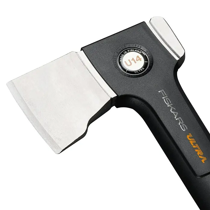 Fiskars Spaltaxt - Länge: 35,5 cm, 0,529 kg - Nahaufnahme einer Fiskars Ultra Axt mit schwarzem Griff und silberner Axtfläche, die Qualität und Funktionalität vereint.