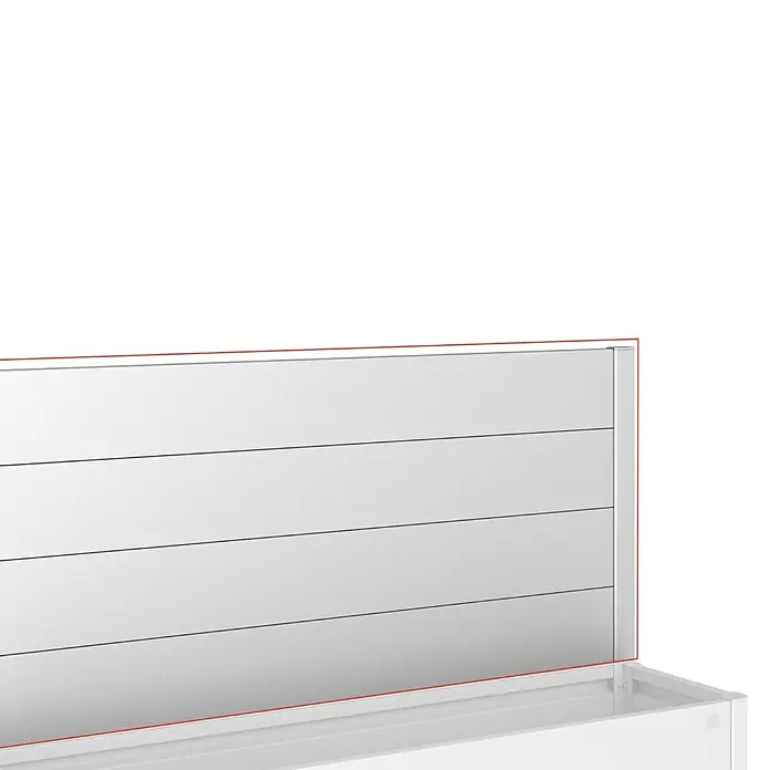 Biohort Sichtschutzelement - Passend für: Biohort Hochbeet 4x1, B x H: 398 x 91 cm, Silber-Metallic - Nahaufnahme eines modernen, weißen Betthaupts mit horizontalen Paneelen, das ein elegantes Design und klare Linien zeigt.