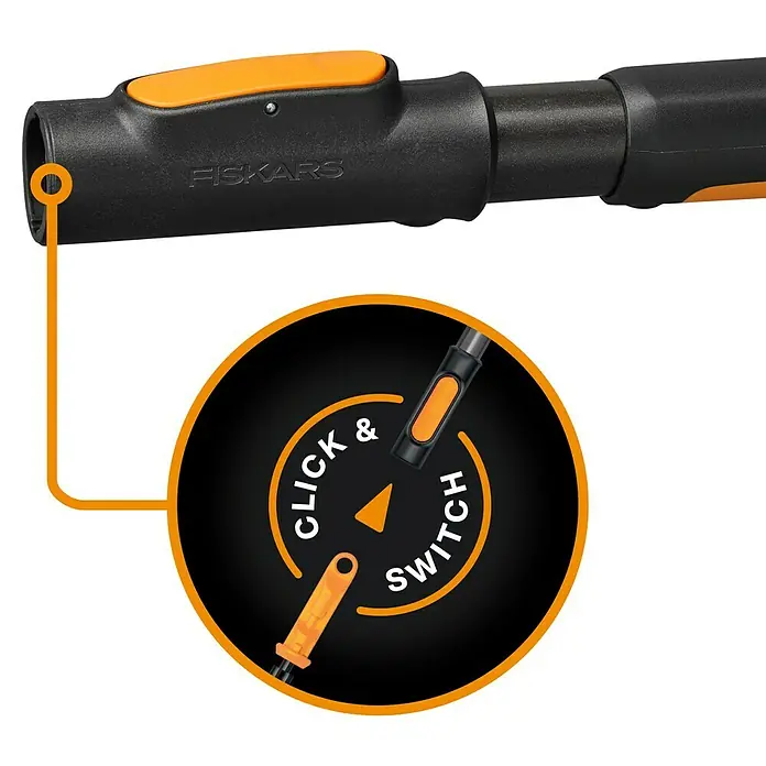 Fiskars OneClick Kleingrubber Handgriff S - Länge: 43,6 cm, Stahl - Das FISKARS-Werkzeug verfügt über einen Click-&-Switch-Mechanismus zum einfachen Wechseln von Zubehör, dargestellt in Nahaufnahme.