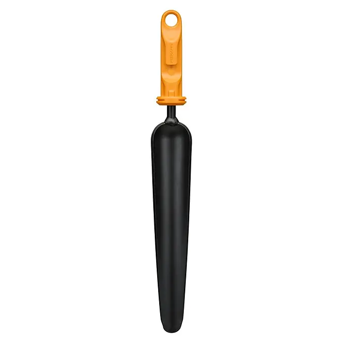 Fiskars OneClick Unkrautstecher - Länge: 28,8 cm - Eine schwarze Fiskars-Pflanzkelle mit einem orangefarbenen Griff und einem Loch zum Aufhängen. Für Gartenarbeiten unerlässlich.