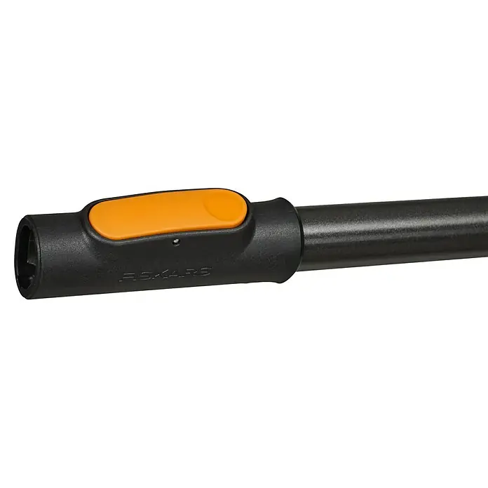 Fiskars OneClick Aluminiumstiel - Aluminium, 161,3 cm - Nahaufnahme einer schwarzen Fiskars-Gartengeräteverlängerung mit orangefarbenem Knopf zur einfachen Anpassung der Länge.
