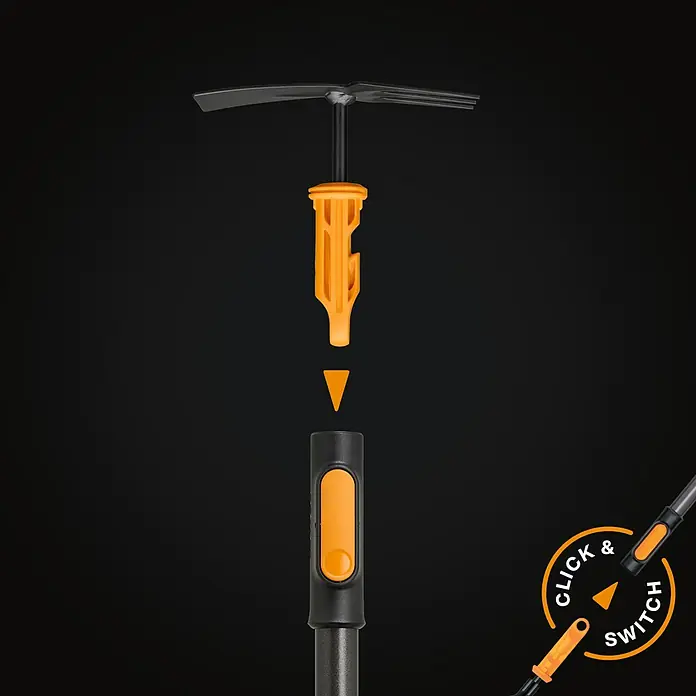 Fiskars OneClick Doppelhacke - Anzahl Zinken: 3 Stk. - Produktdemonstration eines auseinandergebauten Gartenwerkzeugs mit orangefarbenen Akzenten auf schwarzem Hintergrund.