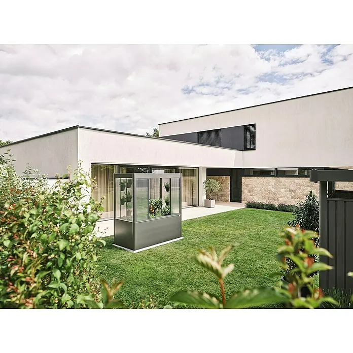 Biohort Florentina Gewächshaus - L x B x H: 104 x 201,6 x 213,4 cm, Quarzgrau Metallic, Stahl - Das Bild zeigt ein modernes Gewächshaus aus Glas und Metall, das in einem gepflegten Garten vor einem modernen Haus steht.