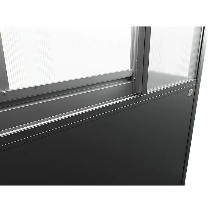 Biohort Florentina Gewächshaus - L x B x H: 54,8 x 201,6 x 213,4 cm, Dunkelgrau Metallic, Stahl - Ein detaillierter Blick auf eine moderne Terrassenüberdachung mit lichtdurchlässigen Paneelen und robusten Aluminiumprofilen.