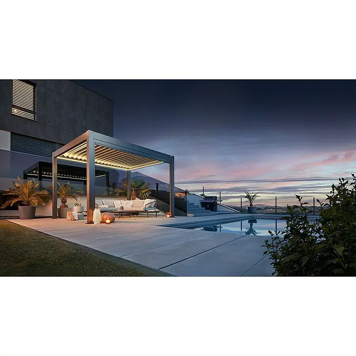 Biohort Lamellenpavillon - B x T: 404,5 mm x 367,5 cm, Dunkelgrau Metallic - Silber Metallic, Material Gestell: Stahl - Diese Aufnahme zeigt eine moderne Pergola mit stimmungsvoller Beleuchtung in einer eleganten Außenanlage mit Pool und Sitzbereich.
