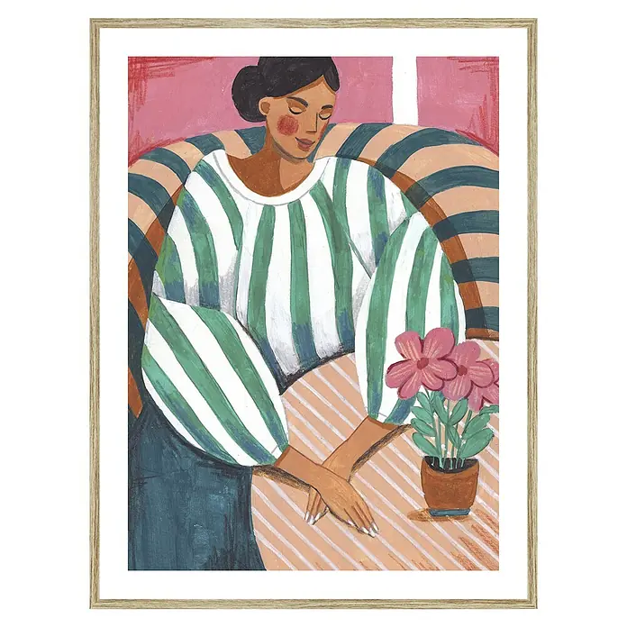 Cuadro Mujer rayas verdes - Mujer rayas verdes, An x Al: 30 x 40 cm, 1 pzs. - Obra de arte enmarcada de una mujer con una camisa a rayas sentada junto a una planta en maceta sobre la mesa en colores suaves.