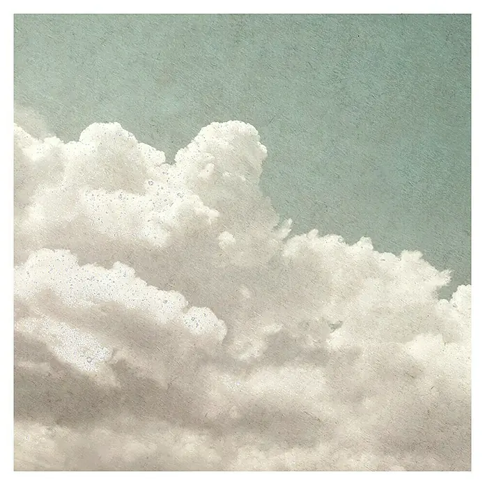 Cuadro Textura Nubes - Textura Nubes, An x Al: 40 x 40 cm, 1 pzs. - El arte decorativo de la pared muestra un cielo brillante con nubes suaves en tonos neutros y una textura sutil, enmarcado en negro.