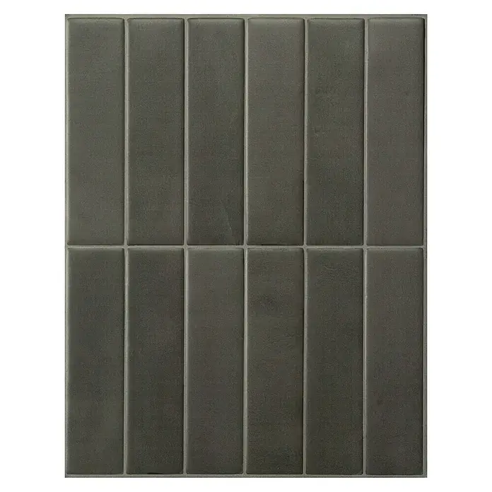 Smart Tiles Selbstklebemosaik Morocco - 29,02 x 22,86 cm, Toulal, Matt - Graue Wandpaneele mit vertikalem Muster. Die Paneele sind rechteckig und durch dünne, helle Fugen getrennt.
