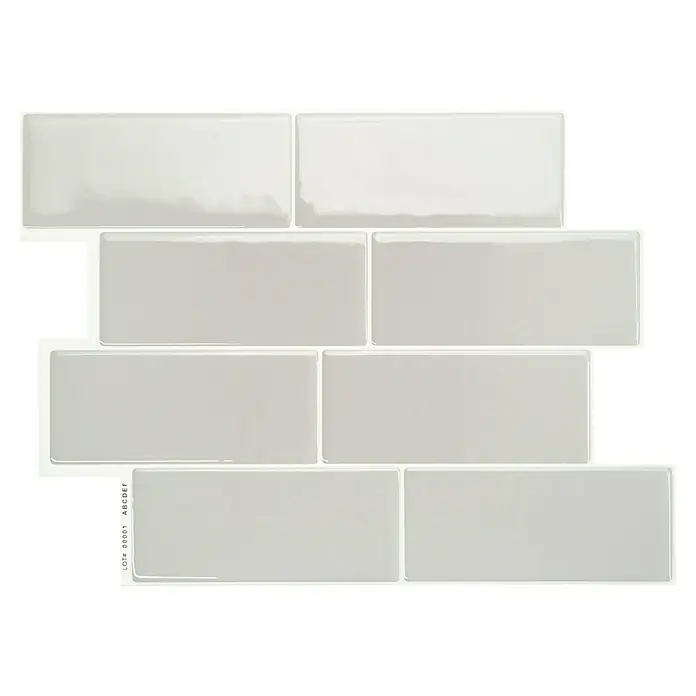 Smart Tiles Selbstklebemosaik Metro - 29,34 x 21,28 cm, Cassandra, Glänzend - Ein Detailbild von glänzenden, hellgrauen Subway-Fliesen, die in einem klaren Muster angeordnet sind. Perfekt für moderne Wandgestaltungen.