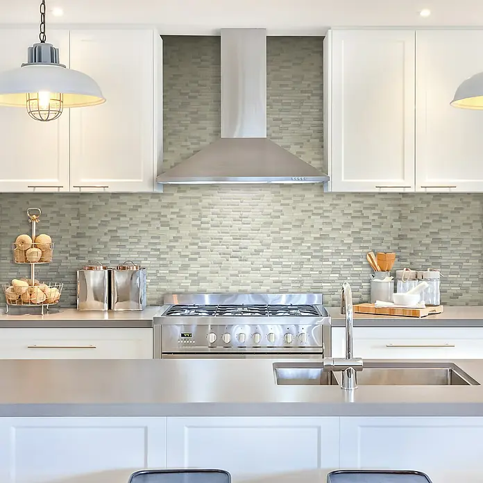 Smart Tiles Selbstklebemosaik Crescendo - 24,69 x 23,77 cm, Ciotta, Glänzend - Moderne Küche mit neutraler Farbpalette, hervorgehoben durch die stilvolle graue Mosaik-Fliesenrückwand.